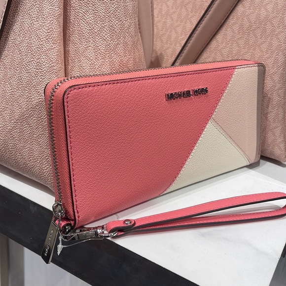 MICHAEL KORS LARGE TRAVEL CONTINENTAL WRISTLET WALLET PHONEHOLDER Tea Rose Multi - Picture 1 of 16